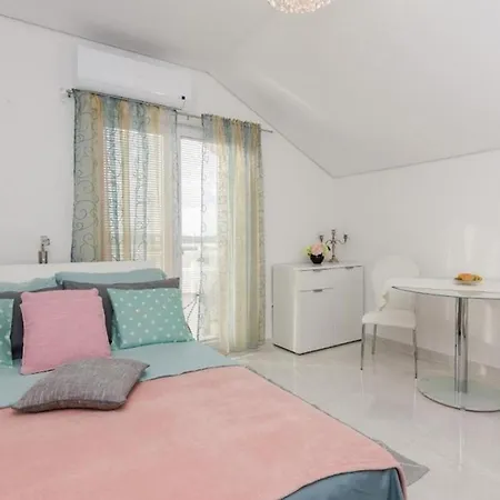 With A Swimming Pool - By Ta Leut Tourist Agency Apartamento