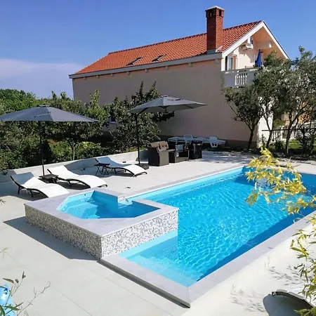 Apartment With A Swimming Pool - By Ta Leut Tourist Agency