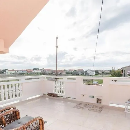 Apartment With A Swimming Pool - By Ta Leut Tourist Agency Privlaka (Zadar)