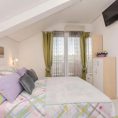 Apartment With A Swimming Pool - By Ta Leut Tourist Agency Privlaka (Zadar)